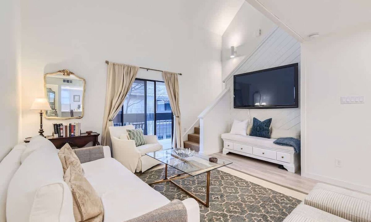 Westfield House | New! 5 mins to Dt | 30 day Rental | Tarrytown!