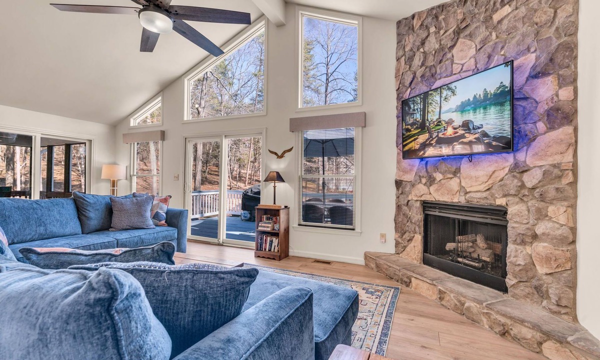 Bumpass House | NEW! COZY LAKEFRONT ! Hotub, Beach, Water Toys & More
