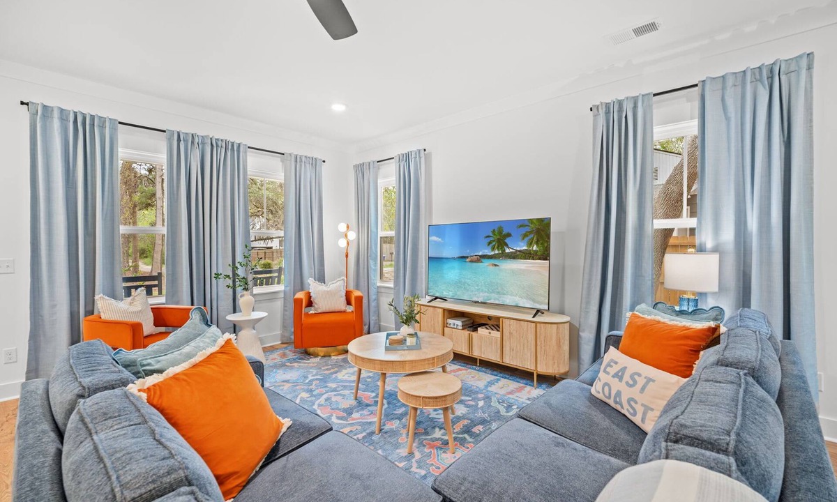 Charleston House | NEW Home | Close to DT & Beaches | 4 BR, 10 Guests