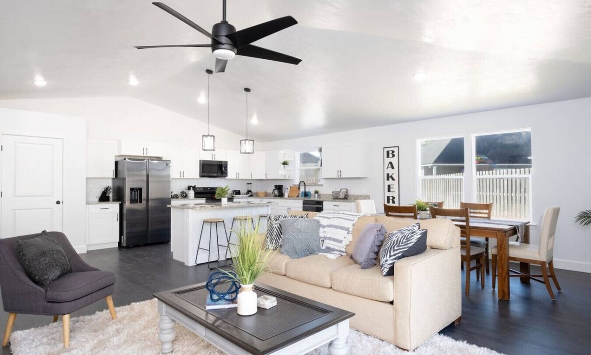 High Springs House | New Home- Sleeps 8 -Near Gainesville & Springs
