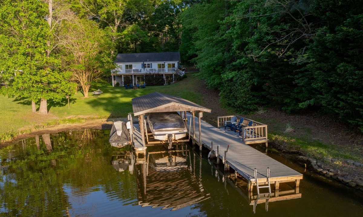 Henrico House | New! Lake, Dock, Pool Table, Firepit, Deck, Yard, Firepit