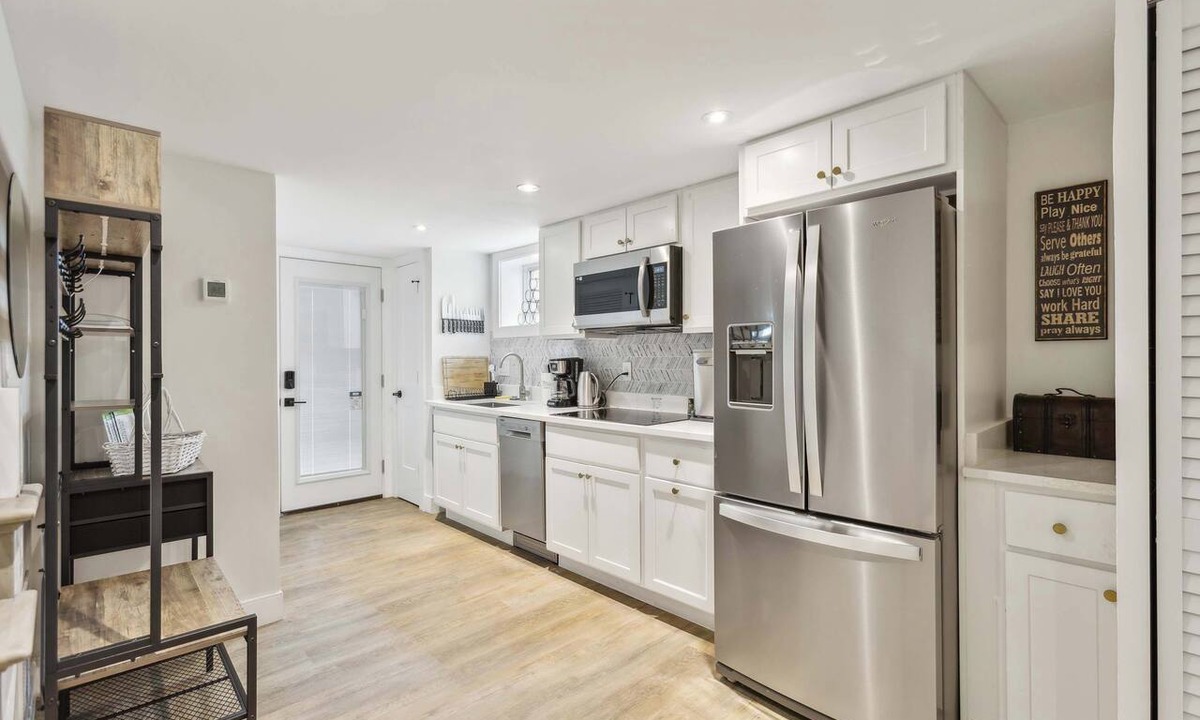 Northeast Apartment | New Large & Bright Arboretum/H-Street/Cap Hill 2BR
