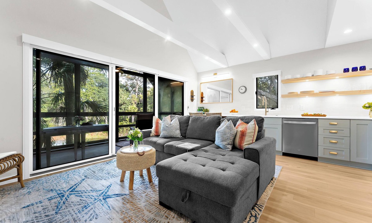 West Beach Village Villa | New reno, easy beach access, lagoon view