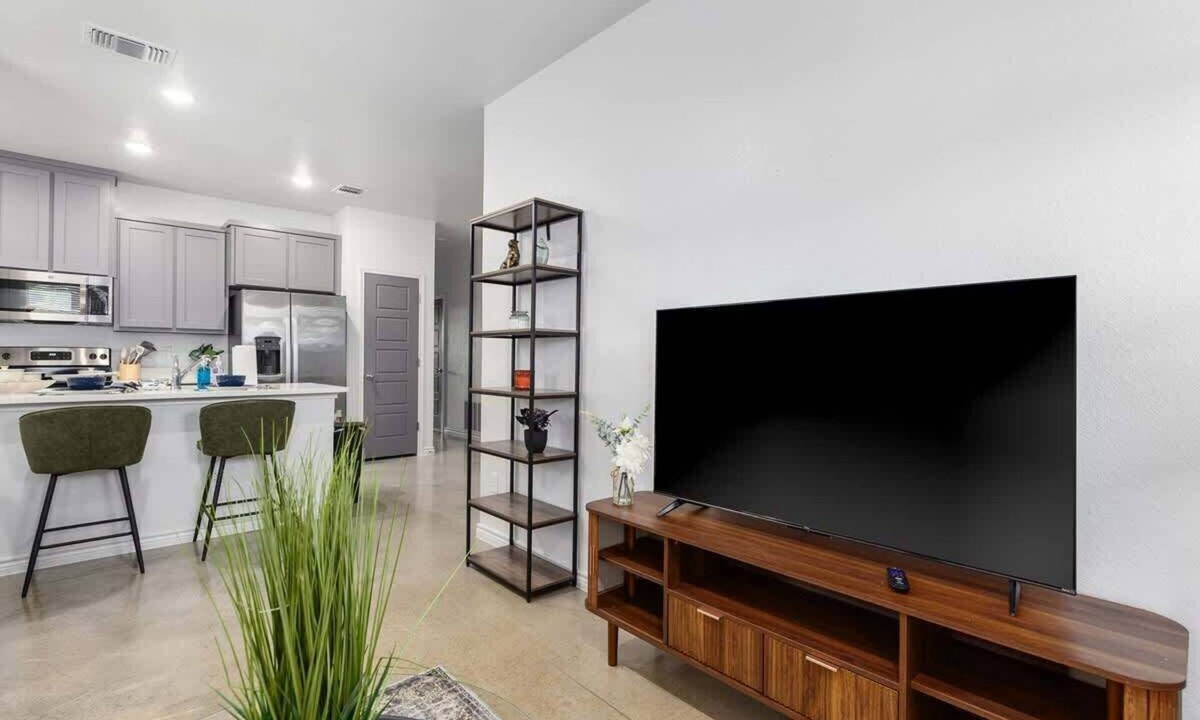 Temple House | NEW Temple, 12 BD Contractor & Group Friendly