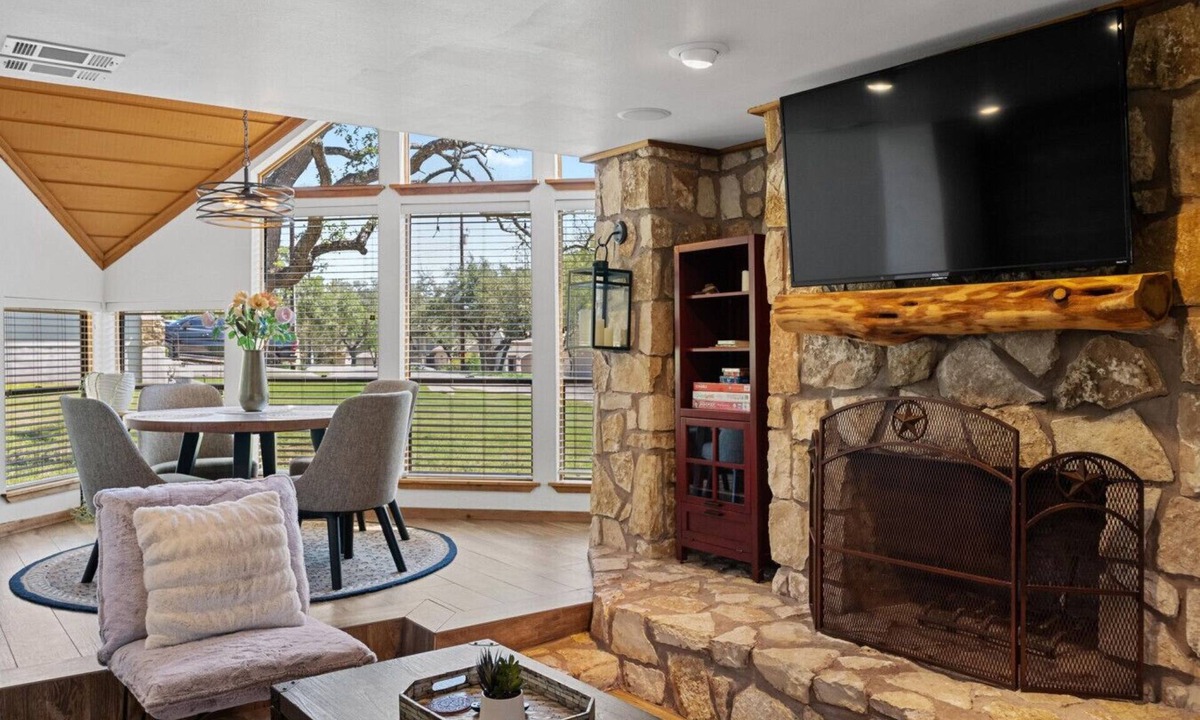 Spicewood House | NEW* The Cozy Corner | Windermere Oaks | Lake Travis
