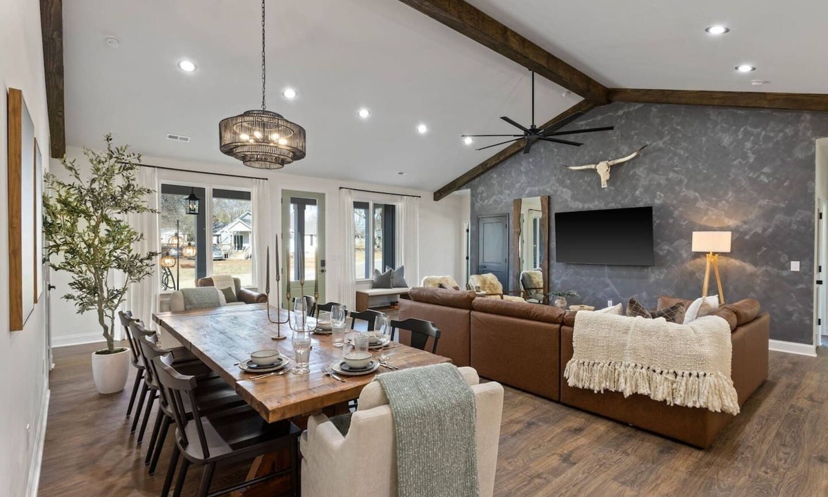 Greer House | New Urban Luxury 6B home with Pickle and BB court!