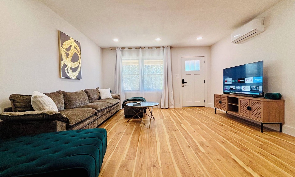 Big Spring House | Newly Remodeled Modern 2bdrm Workers Welcome Soaker Tub