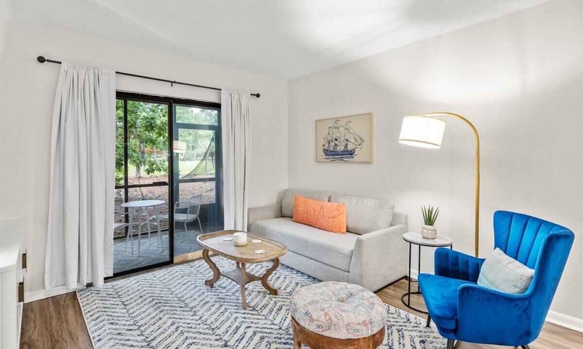 Montgomery Condo | Newly Renovated 2bd/2ba Condo *Pool* 30+ Day Stays