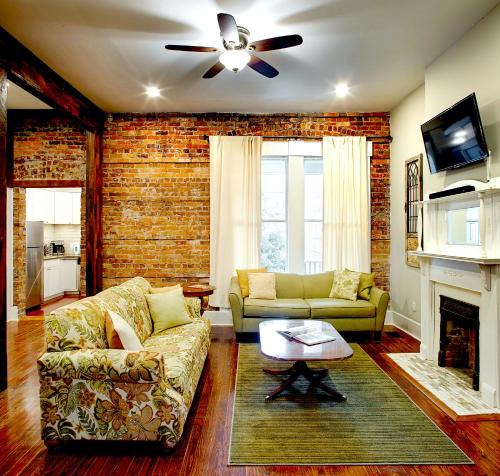 Dixon Park Apartment | Newly Renovated Historic Savannah Townhome!