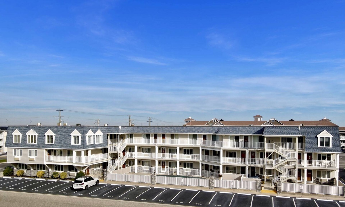 Avalon Condo | Nicely appointed one bedroom air conditioned Merrimac Condominium offering beachblock location
