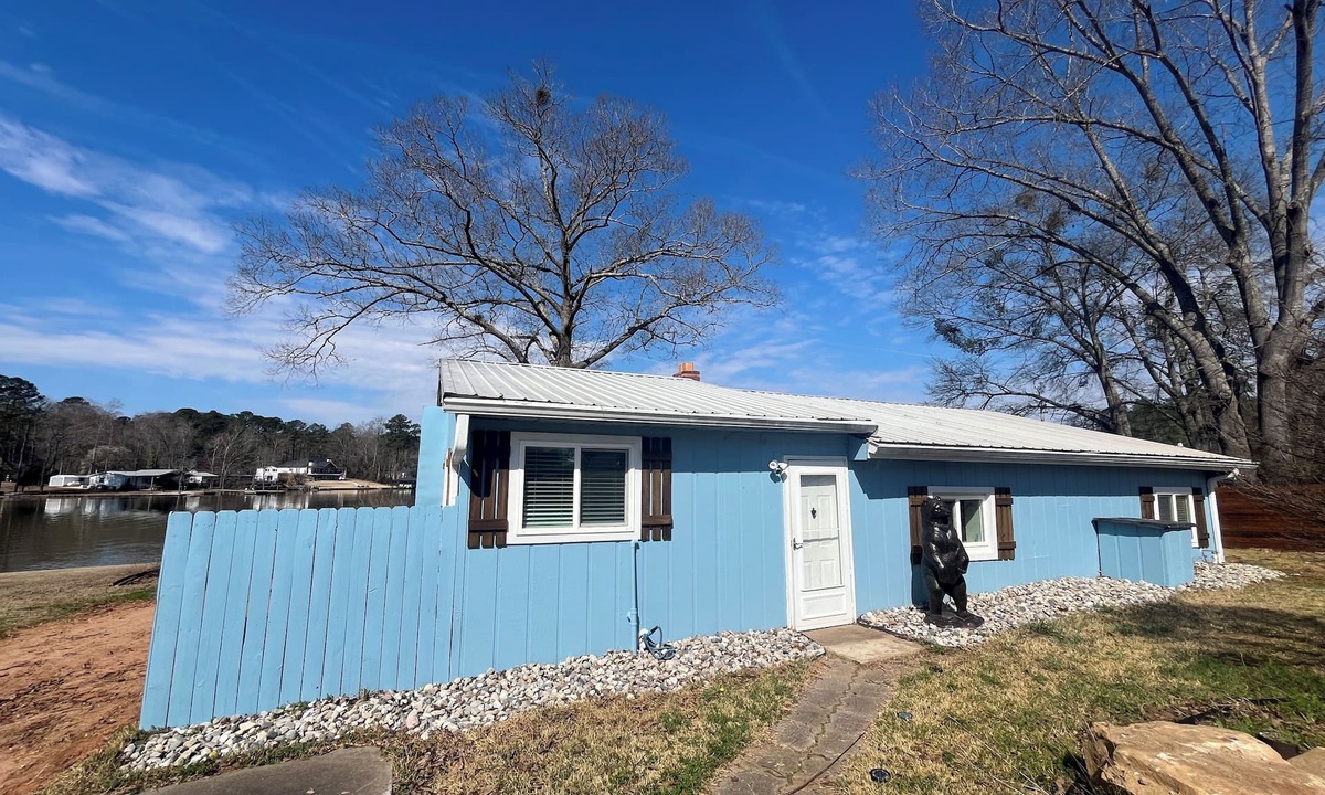 Jackson House | No wake zone, flat lot, dock, fire pit, 5 beds, sleeps up to 8