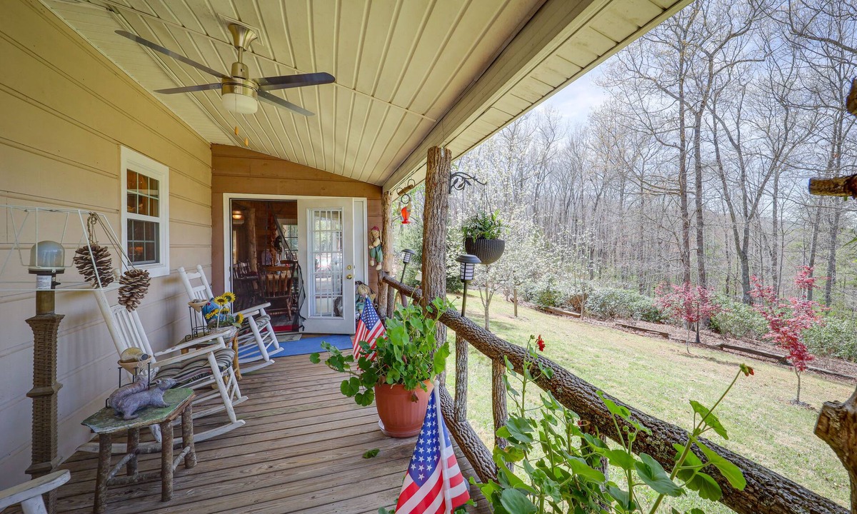 Micaville Cabin | North Carolina Getaway w/Patio! 26 Mi to Slopes