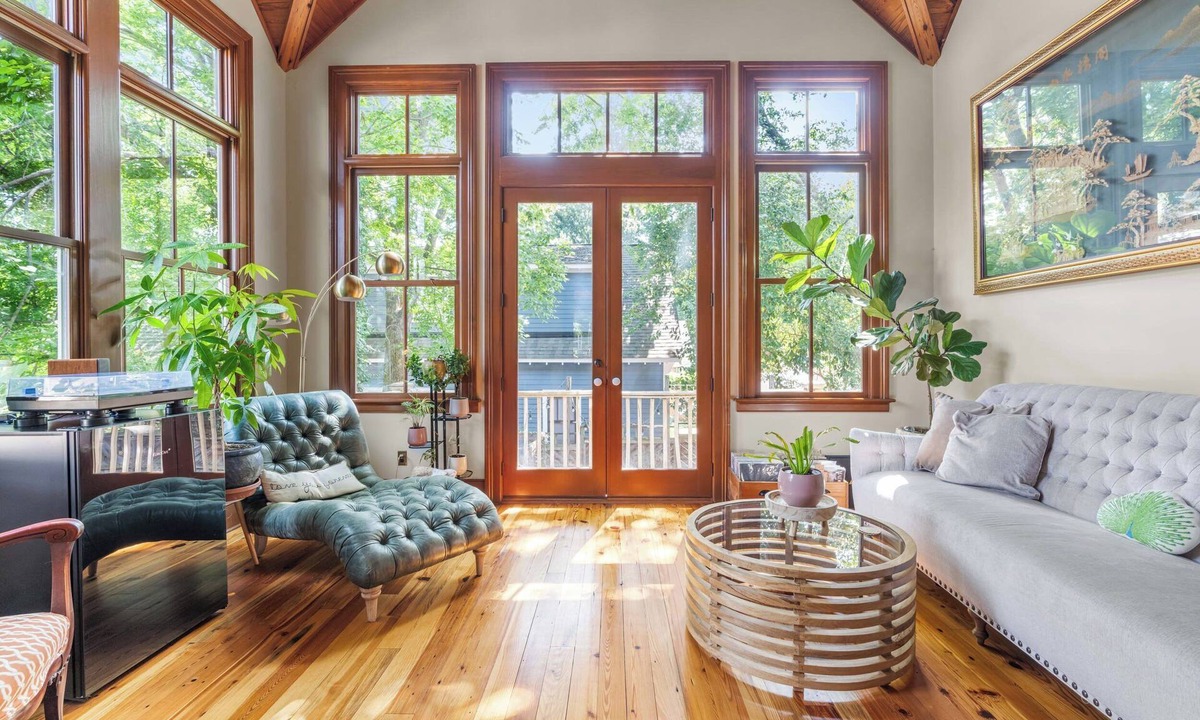 Historic Oakwood House | Oakwood Muse - Walkable, Back Patio, Bidet, Bikes!