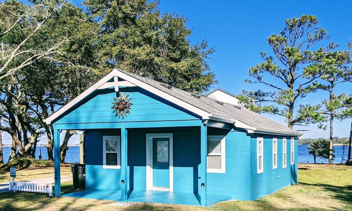 Colington Cottage | OBX Island Cottage~Water view~ 1 level, no stairs~ Beach 3.5 miles (8 min drive)
