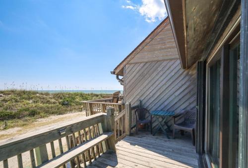 North Topsail Beach Apartment | Ocean and Sound Views, Beach Access -Villa On The Blue