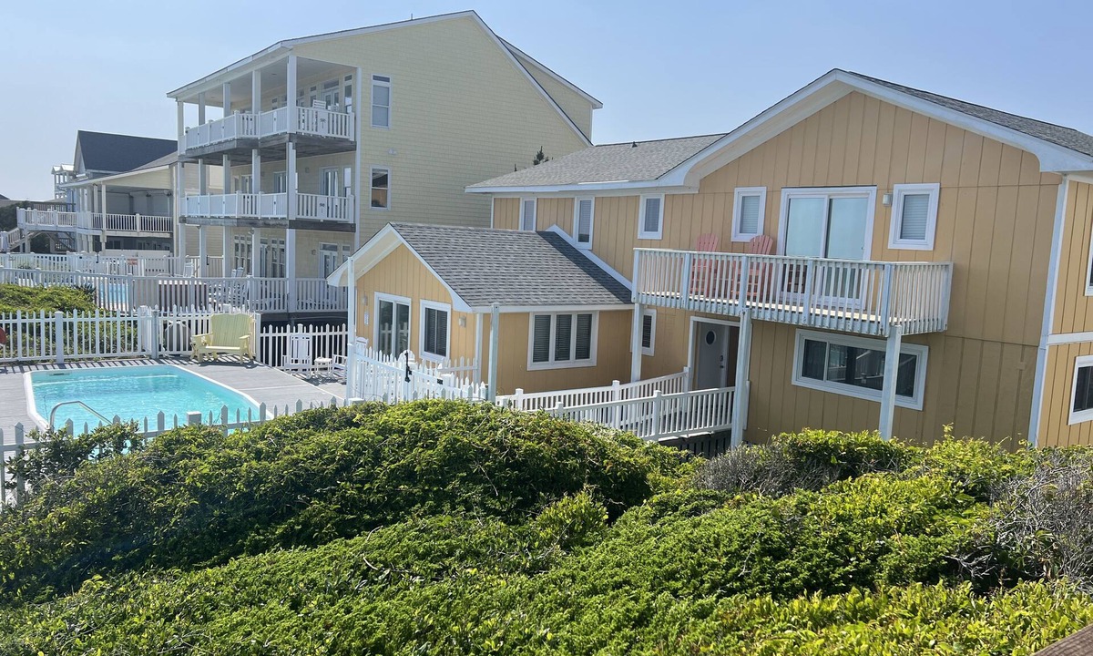 Emerald Isle Cottage | Ocean front 6BR with pool & hot tub