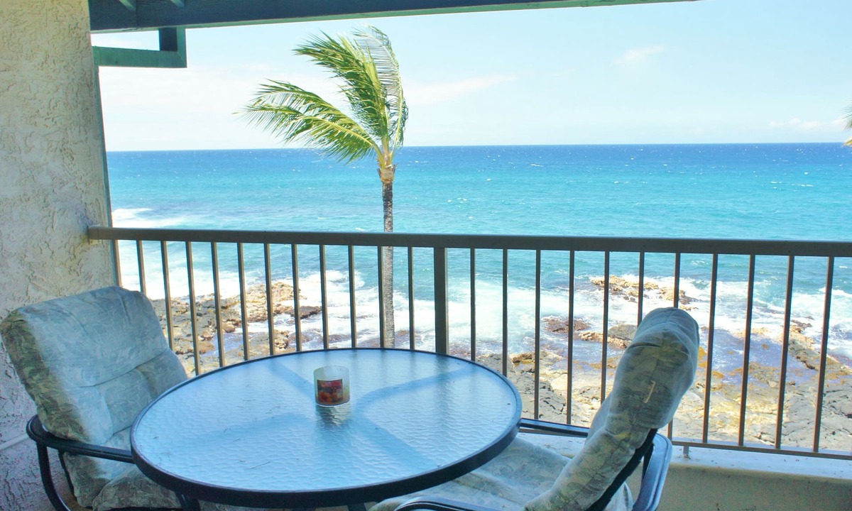 Historic Kailua Village Condo | 🏖️Ocean Front | AC | Concierge Included | Walk to Kona Town!