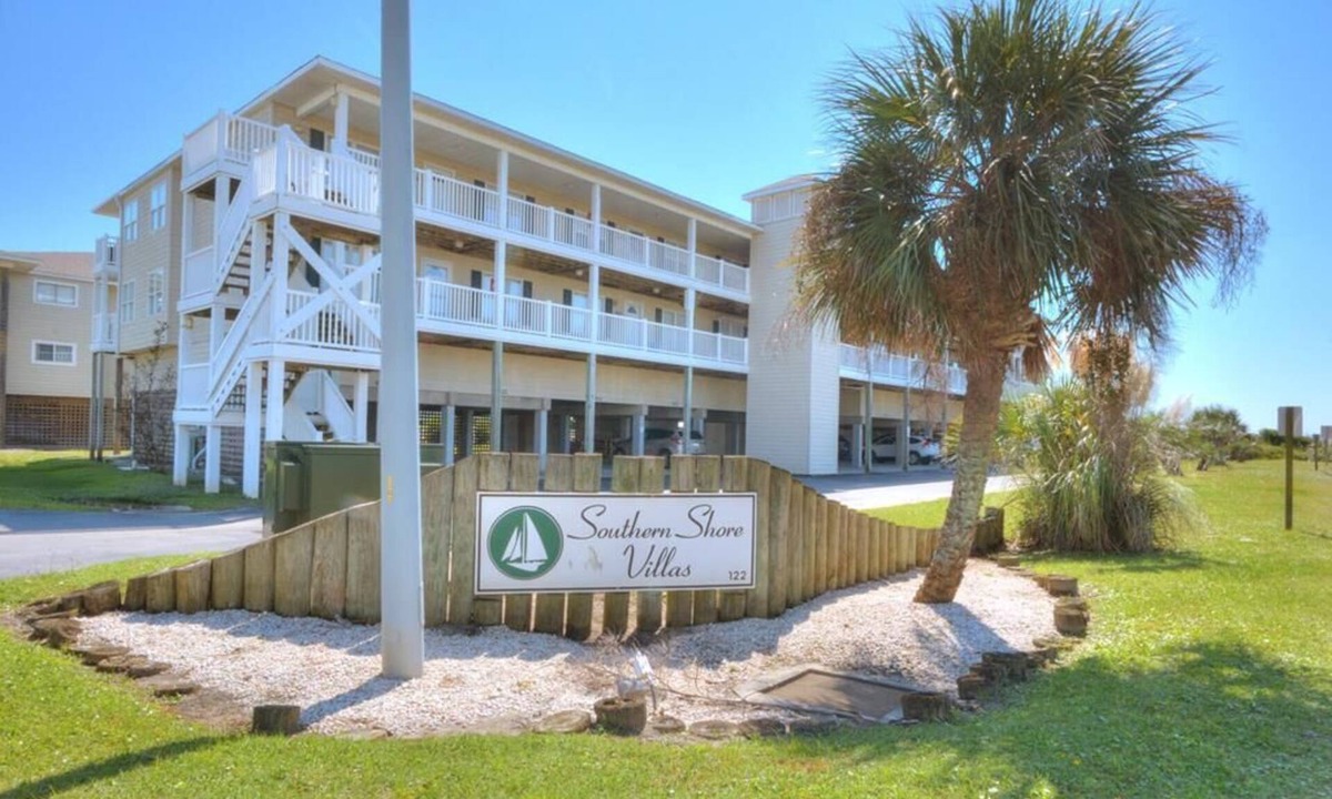 Long Beach Condo | Oceanfront comfort at SSV 108-Finz Up in Oak Island, perfect for family getaways!