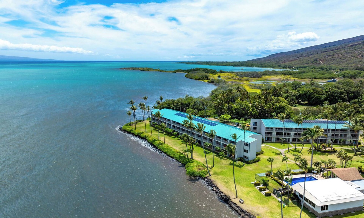 Ualapue Apartment | Oceanfront Condo w/Pool & Grills in Molokai!