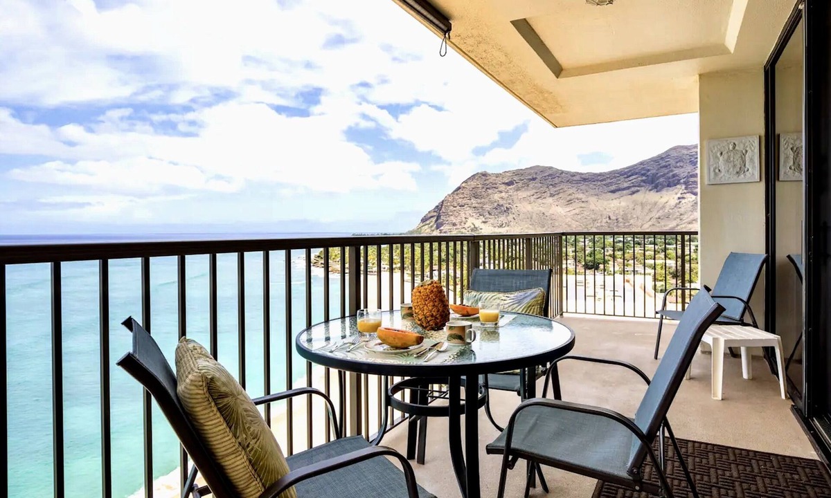 Makaha Condo | Oceanfront Corner unit Condo , Hawaiian Princess