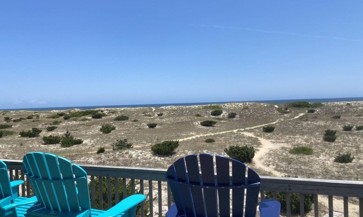 Salvo House | OCEANFRONT- Hatteras Island/Salvo: 2 Primaries, Hot Tub, Large Open Living Space