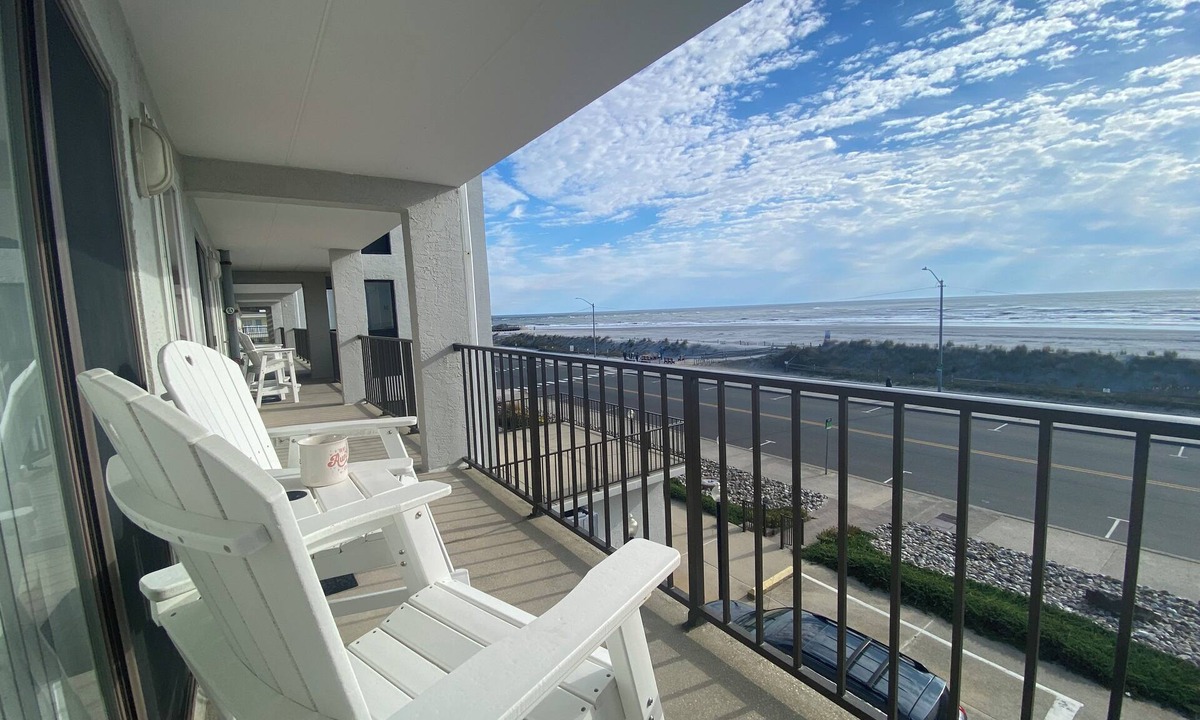 North Wildwood Condo | Oceanfront Heated Pool & Elevator - North Wildwood