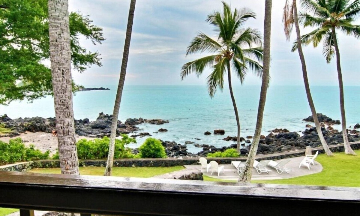 Honaunau-Napoopoo House | Oceanfront Hot Tub Kayaks Snorkeling Dolphins Gorgeous Location