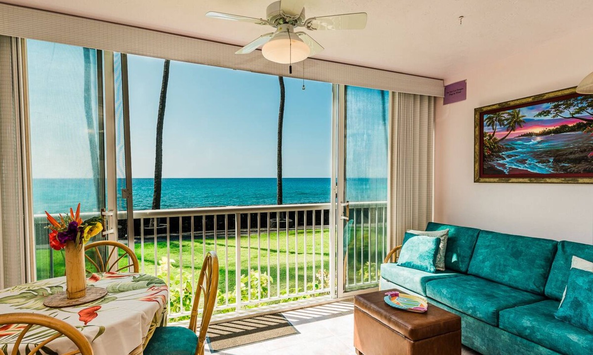 Kahaluu Bay Condo | Oceanfront Studio at Magic Sands Relax to Waves Dine by Pool!