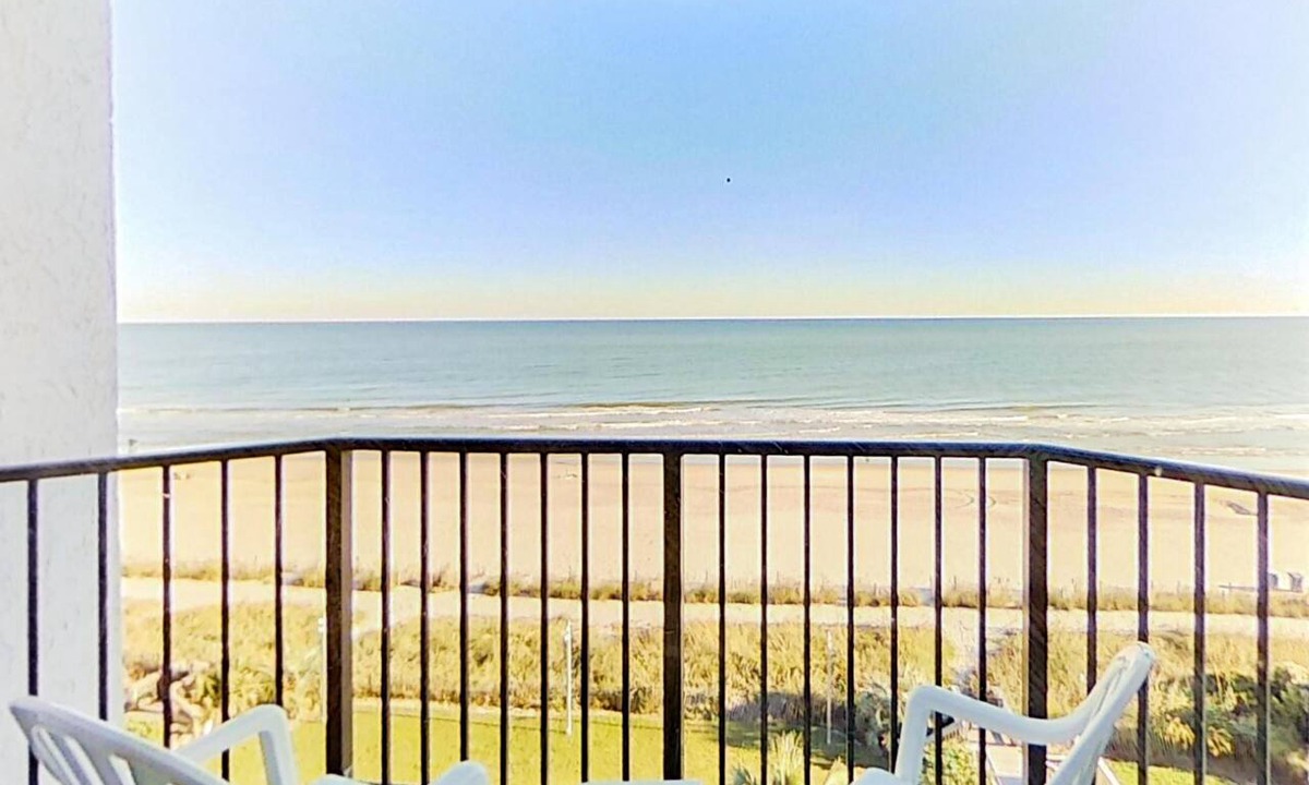 Myrtle Beach Hotel | Oceanfront Suite | Kitchen | Dog Friendly | Pools