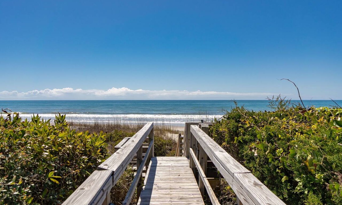 Pine Knoll Shores House | Oceanfront Treehouse Retreat | Private Beach Walkw