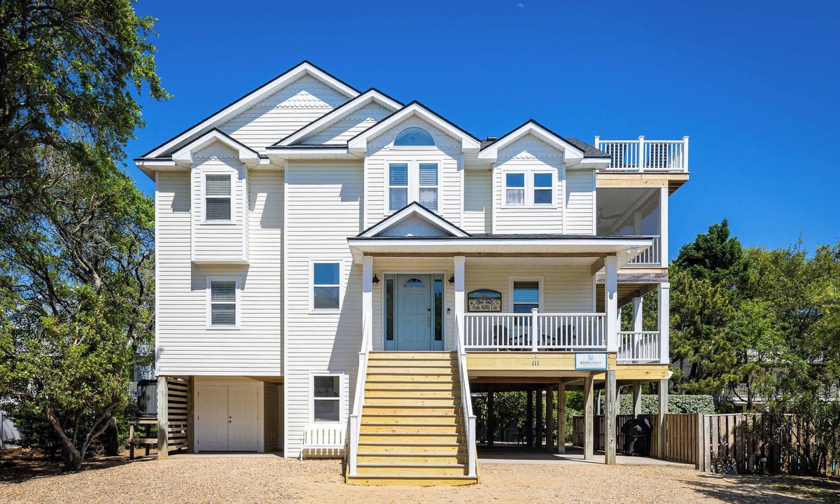 Duck House | Oceanside Duck Retreat w Pool, Spa, Mins to Beach!