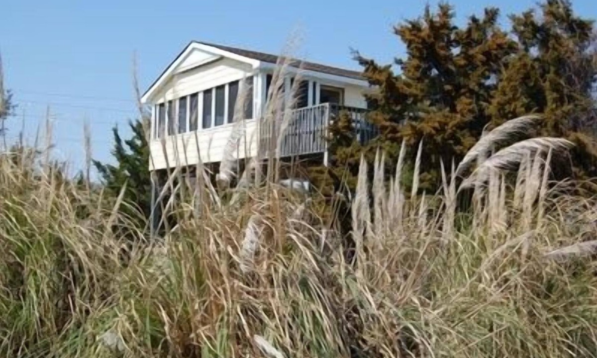 Avon House | Oceanside - One Minute Walk to Beach Access - Community Pool - Dogs - Cargo Lift