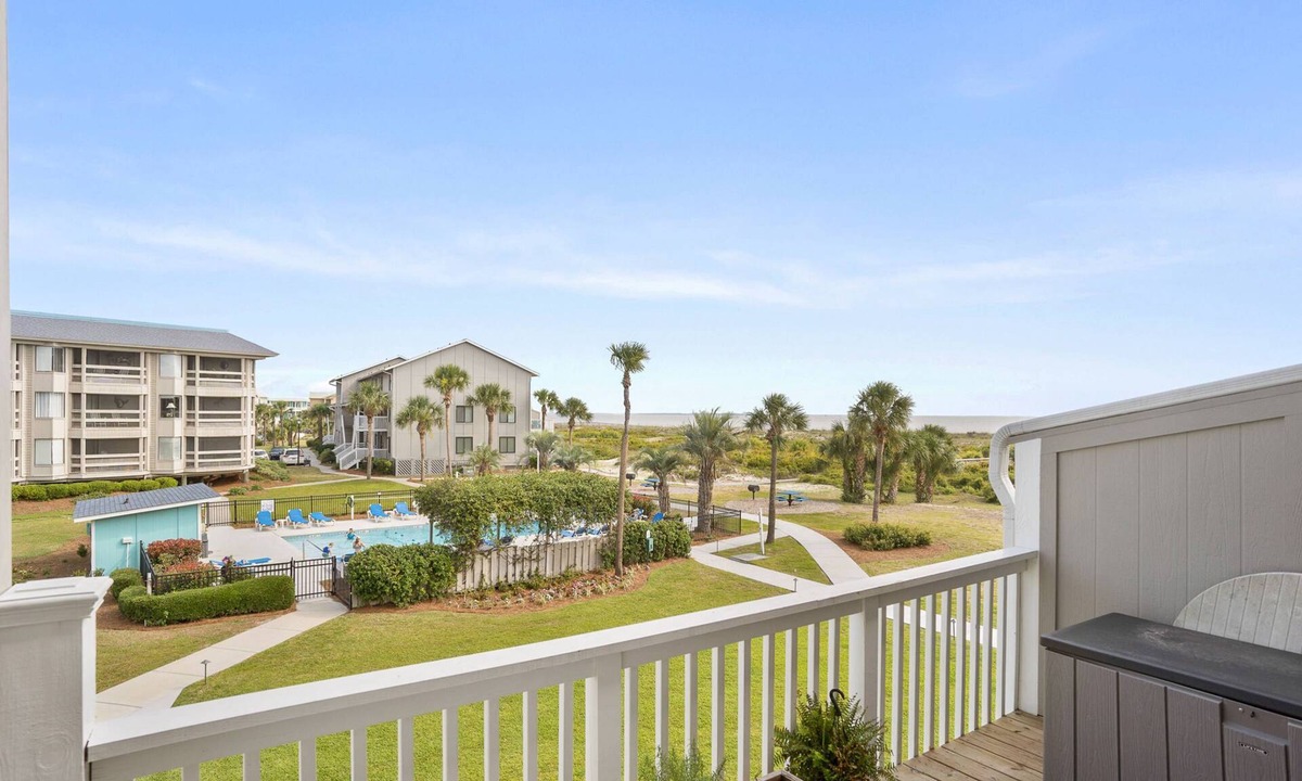 Oceanmarsh Subdivision Condo | Oceanview 2-Bedroom Condo on Harbor Island: Deck, Pool, Beach Access & Park Pass!