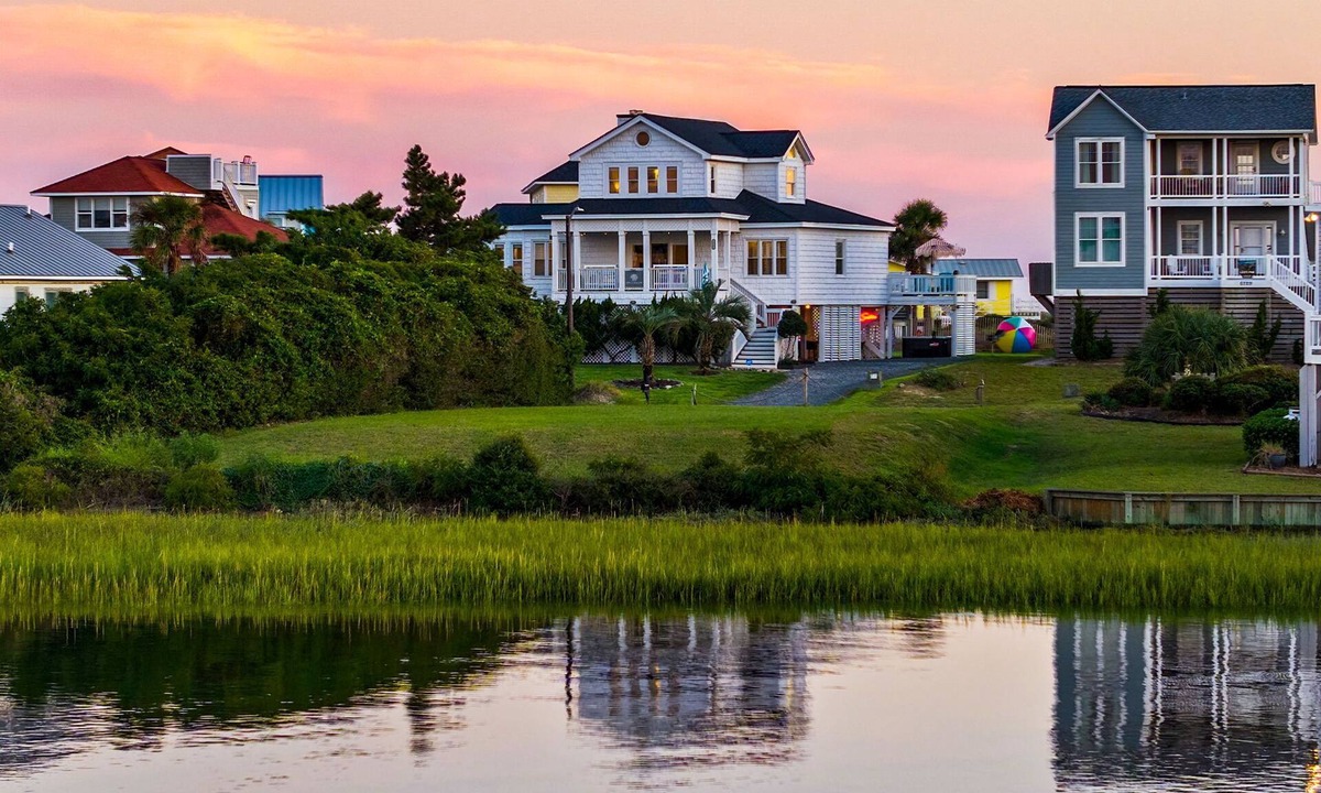Oak Island House | Oceanview House LayLow Hot Tub, Arcade & Golf