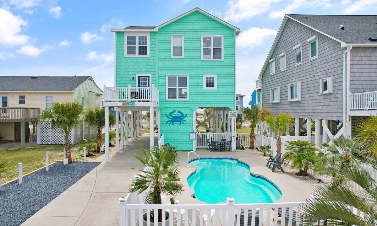 Long Beach Hotel | Oceanview Key Rest on Oak Island: Spacious 6BR, 5BA home for 15 guests with pool.