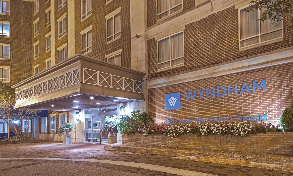 Old Town West Condo | Old Town Alexandria | 3BR/3BA King Pres Suite