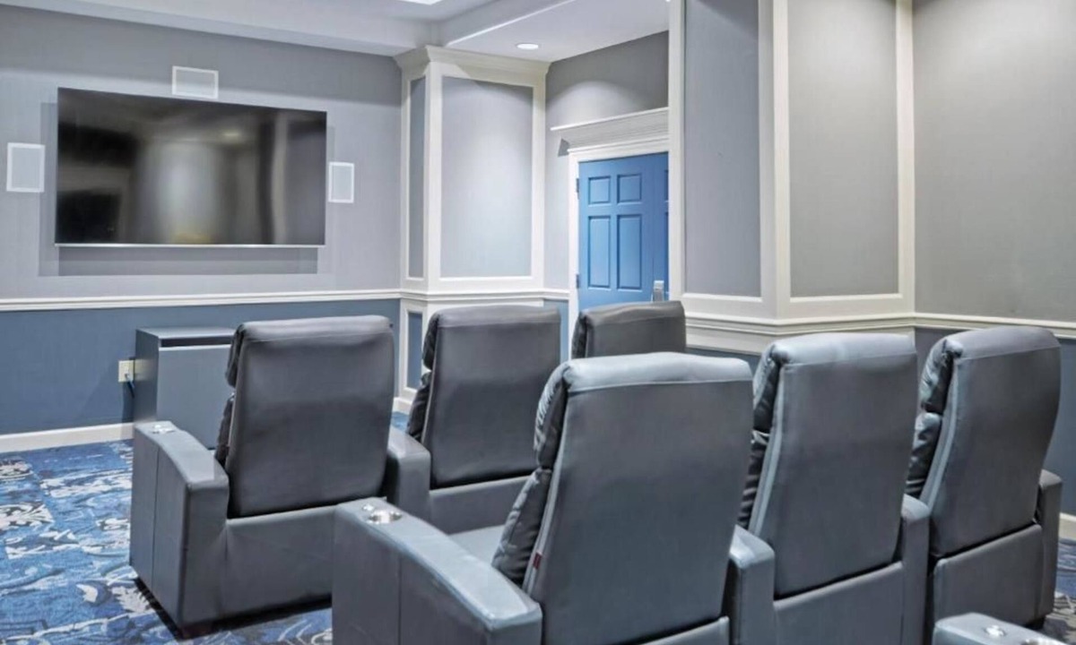 Old Town Alexandria Hotel | Old Town Alexandria 1 Bedroom Suite!