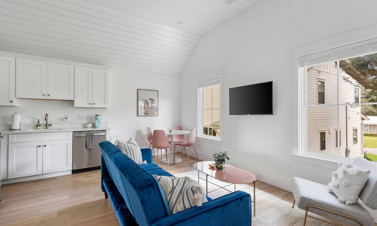 Old Village House | Old Village Guest House - 5 Mins to the Beach!