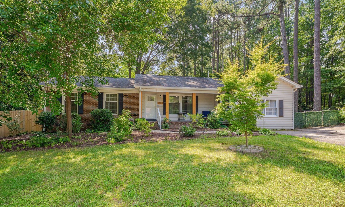 North Raleigh House | Optimist Prime – Fenced 3BR Near Pool, Deck, Wi-Fi, Pets OK, Near Midtown