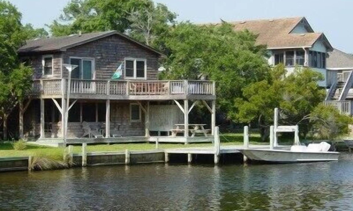 Brigands' Bay House | Otter's Pub-Fun & Relaxing On Canal-Big Dock & Great View-Kayaks-Pet Friendly