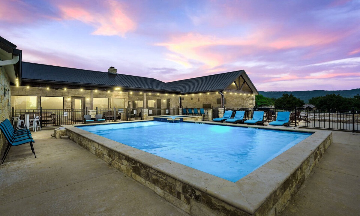 Sabinal House | Outdoor kitchen, volleyball, swimming pool & hot tub!