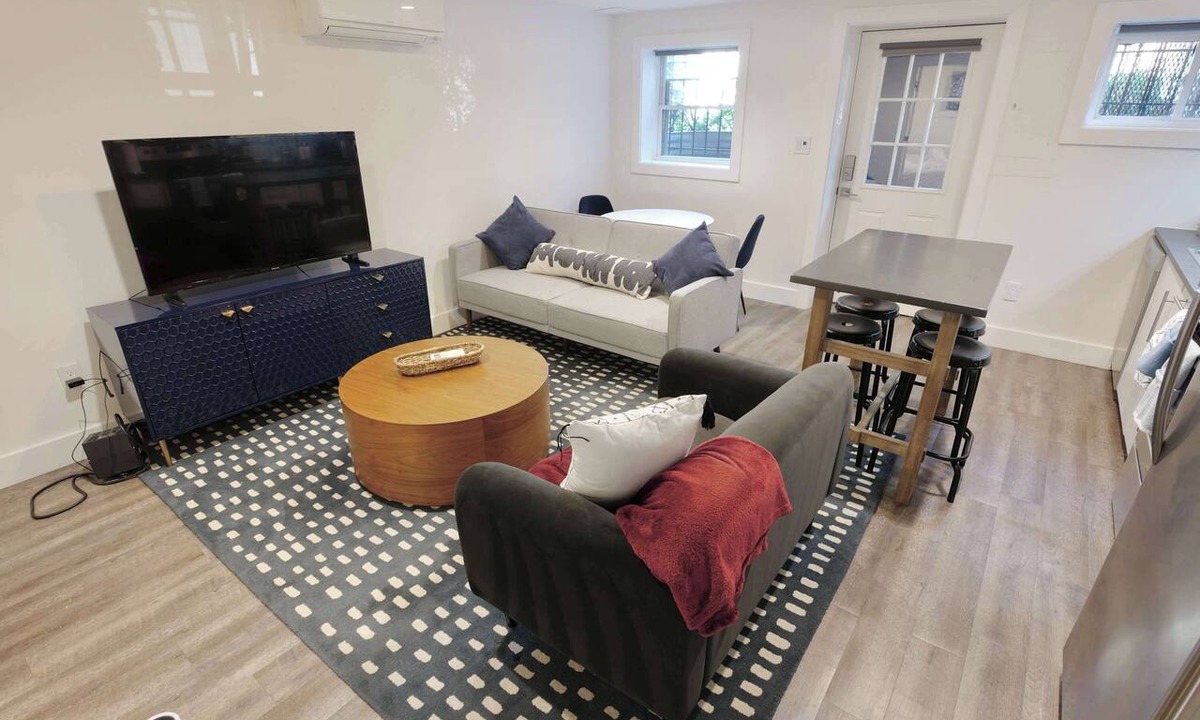 Mount Pleasant Apartment | Over On Oak | Walk 2 Metro + PRIVATE PARKING