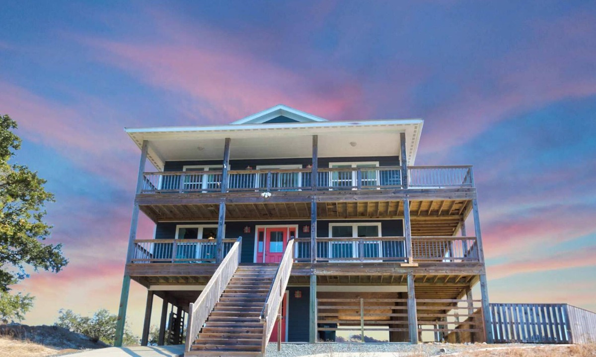Monteray Shores House | OWNERS WEEKS OPEN⭐NEW HOT TUB⭐️Heated Pool, Linens, Wifi, Tennis Courts, Dogs