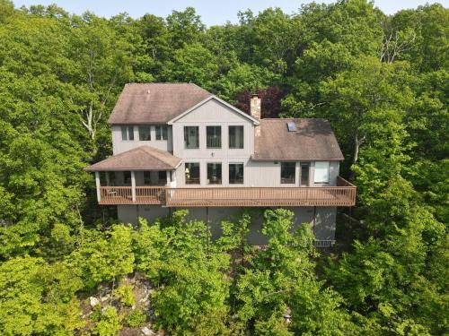Berkeley Springs House | Panorama Peak View- Wifi, Screen Porch, Million Dollar View, Fireplace, Full Kitchen