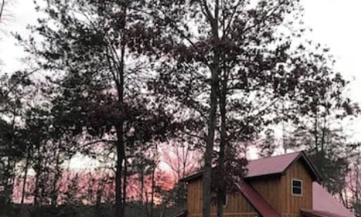 Fair Play Cabin | Pap’s Place-Pet friendly Lakefront cabin w/dock on secluded Lake Hartwell cove