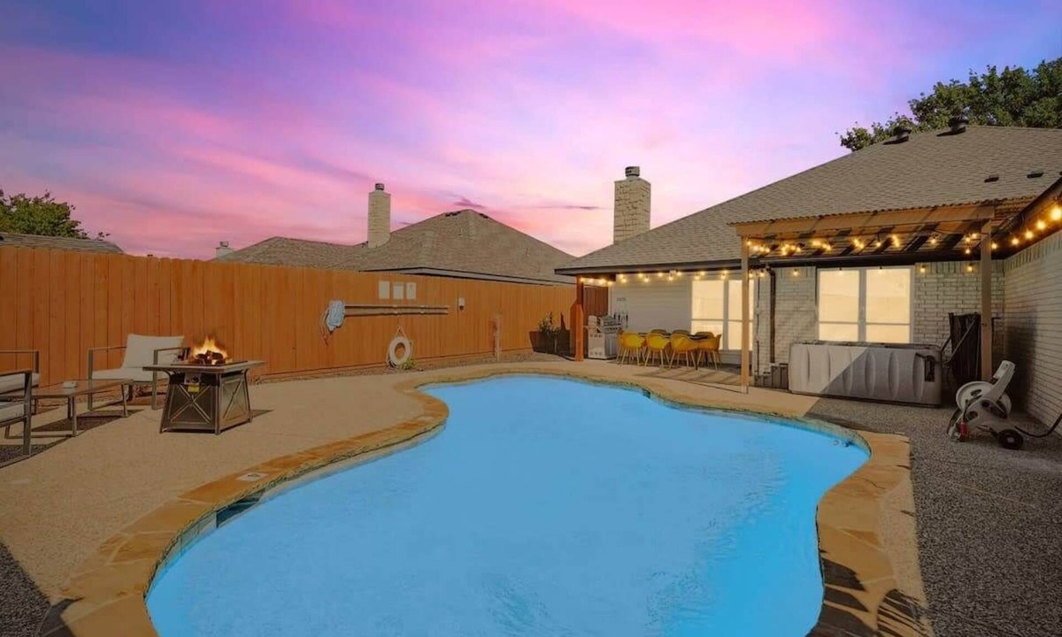 Waxahachie House | Paradise, Modern Home, Pool & Hot Tub
