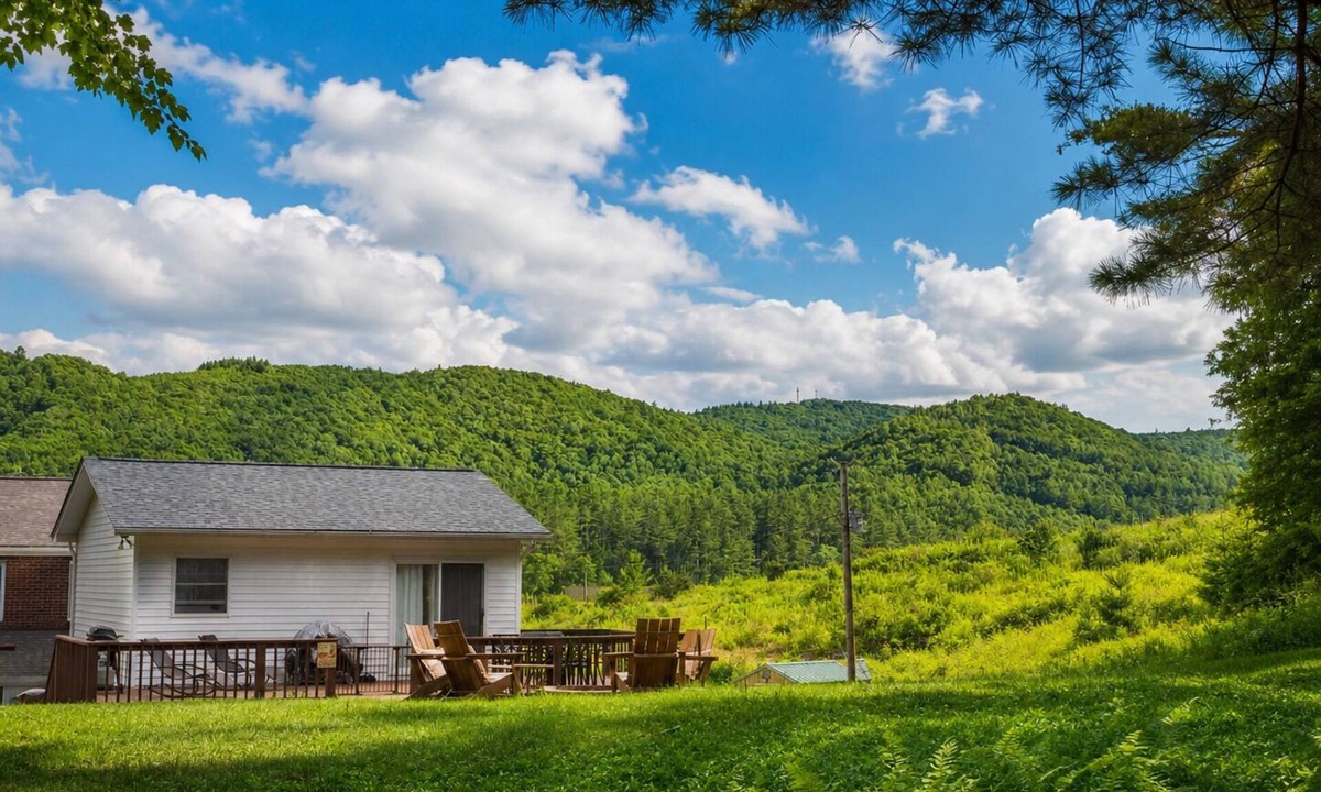 Laurel Springs Apartment | Parkway Paradise Cozy Retreat Blue Ridge Parkway Family & Pet Friendly