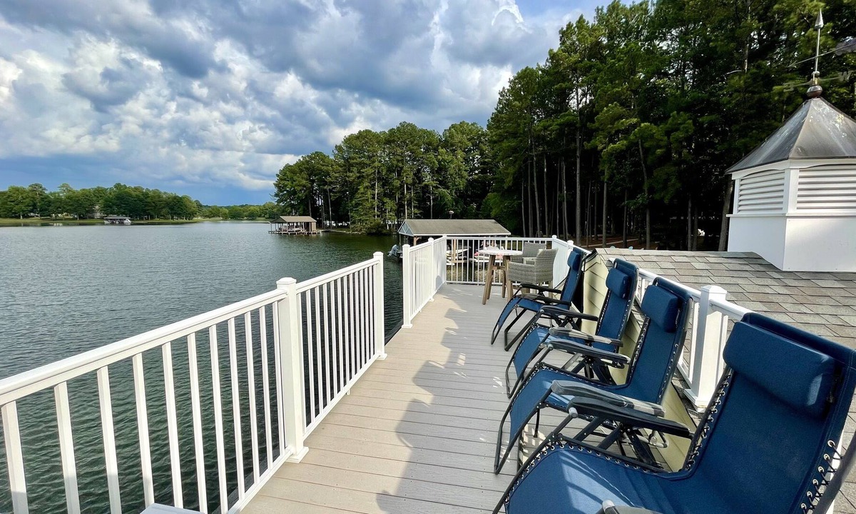 Henrico House | Pea Hill Retreat/Lake Gaston 5 Bedroom in quiet cove /Sandy Beach/ping pong