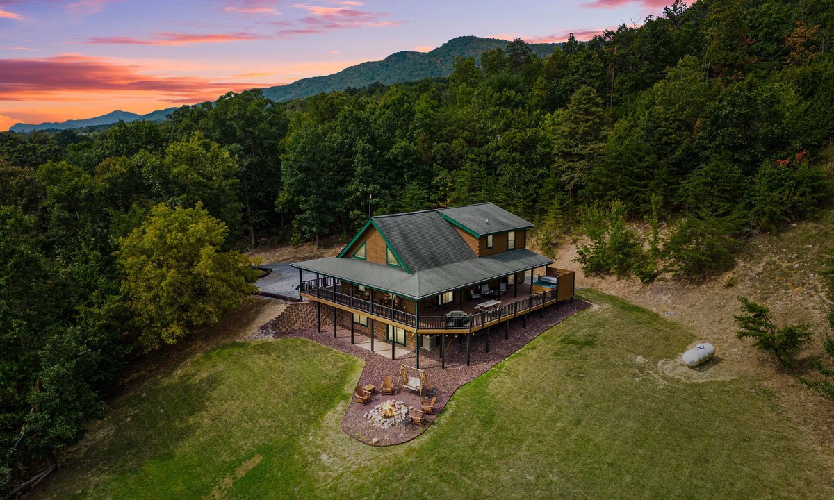 Stanley Cabin | Peaceful 5-bedroom cabin with hot tub and views