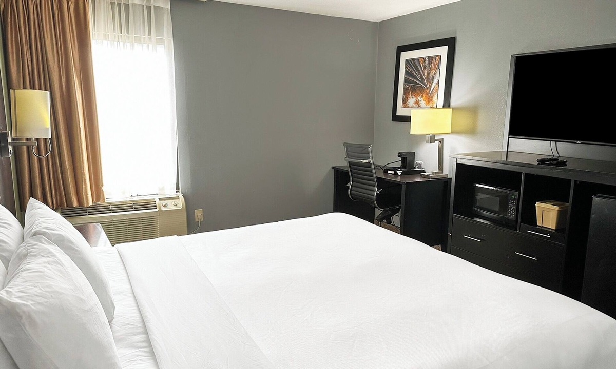 Mount Berry Hotel | Peaceful King Retreat | Relaxing Rome Stay Close to Downtown & Dining